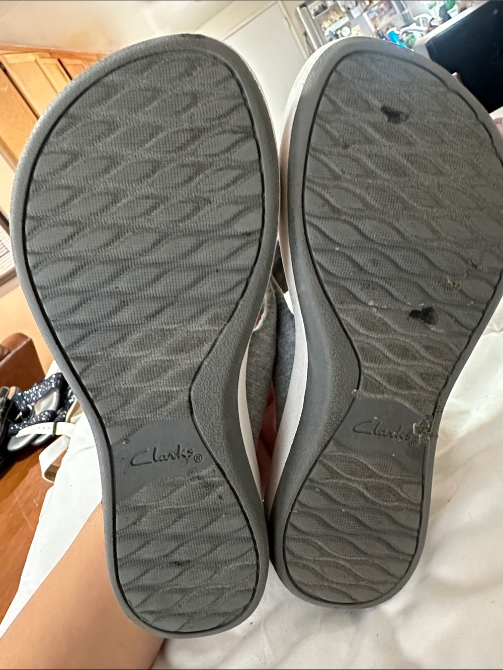 Cloudsteppers by Clarks Light Gray Knotted Fabric Thong Sandals #280 - Picture 2 of 3
